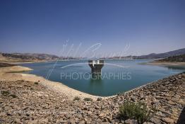 Image du Maroc Professionnelle de  Le barrage Oued El Makhazine, conçu pour le développement et  l'irrigation du périmètre du Loukkos. Ainsi les champs situés dans le triangle Ksar El Kébir, Larache, Moulay Bouselham profitent de cette infrastructure. Cette importante réalisation située sur El Oued Loukkos sert à la régularisation inter annuelle des débits tout en formant une protection contre les crues, au Jeudi 1er Septembre 2005 à cette datte le barrage dispose 309 Million de M3. (Photo / Abdeljalil Bounhar) 